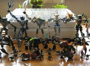 En hr af Bionicle figurer beskytter sbakkerne