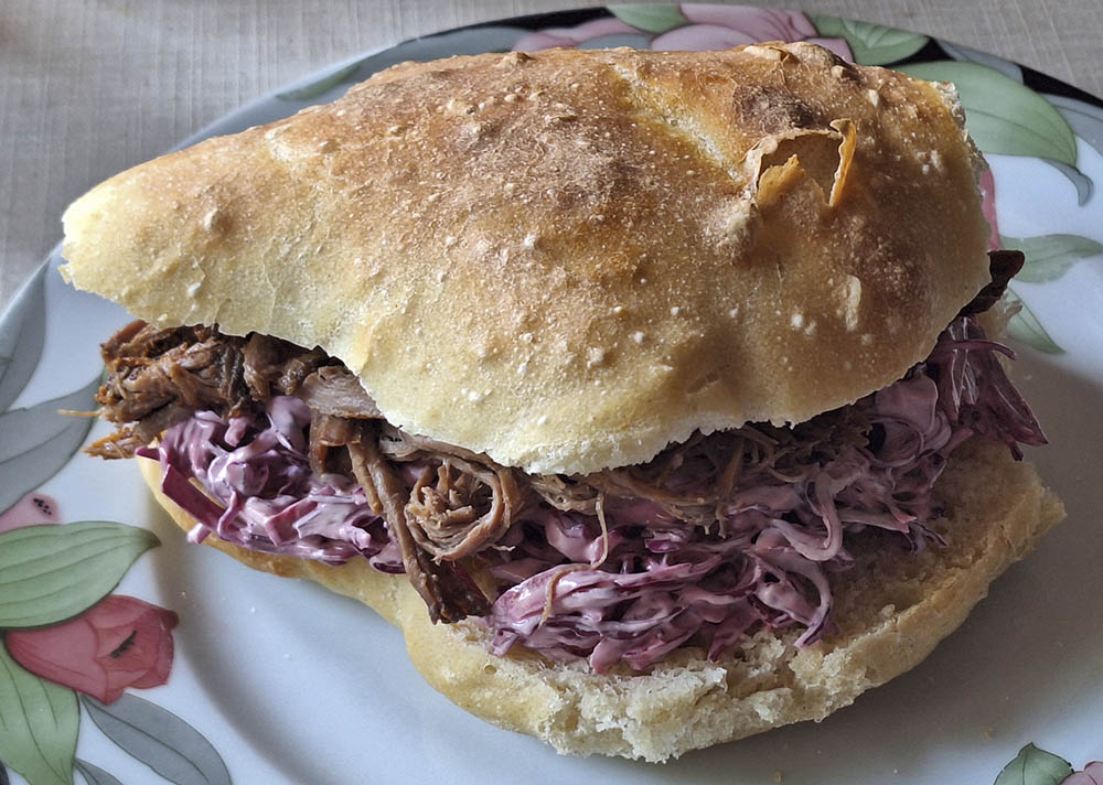 Pulled pork burger med coleslawaf rød spidskål