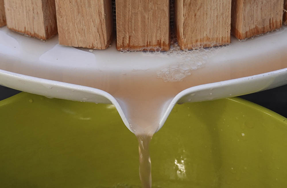 kologisk koldpresset ufiltreret blemost